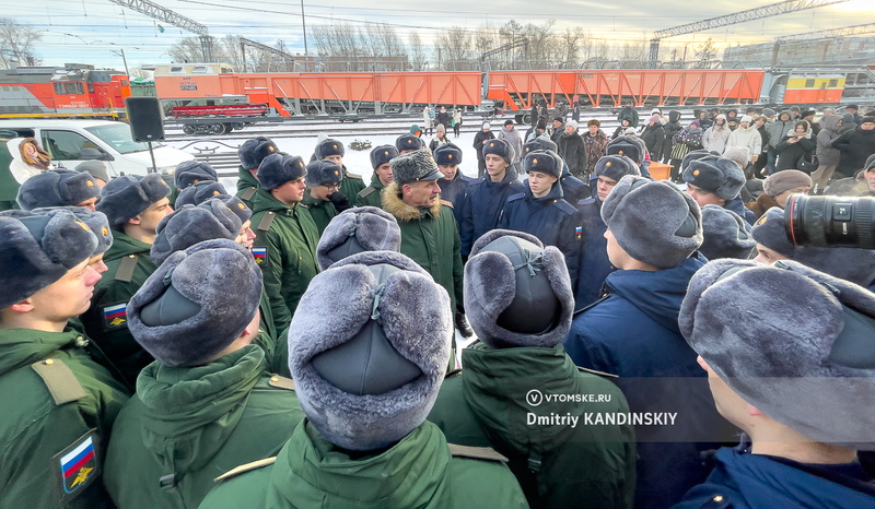 «Этот год на всю жизнь запомнится»: группу томских призывников проводили на службу