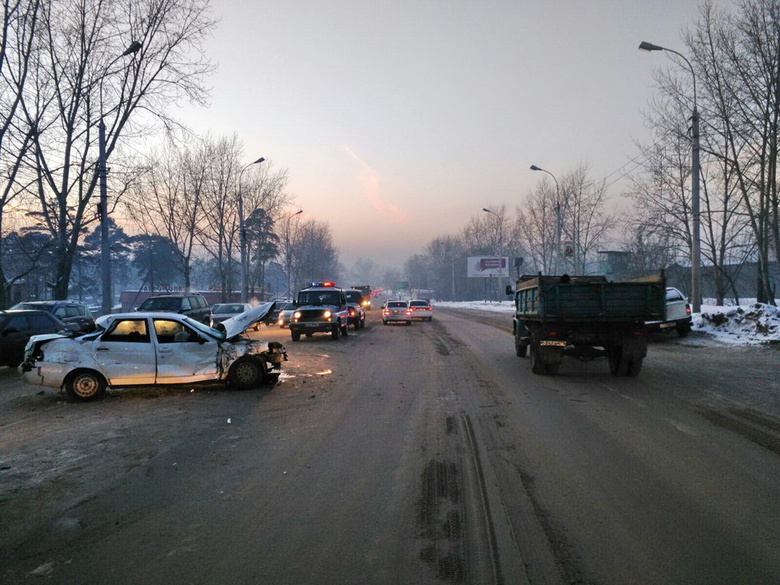 Водитель Lada пострадал в ДТП с ГАЗом в Томске