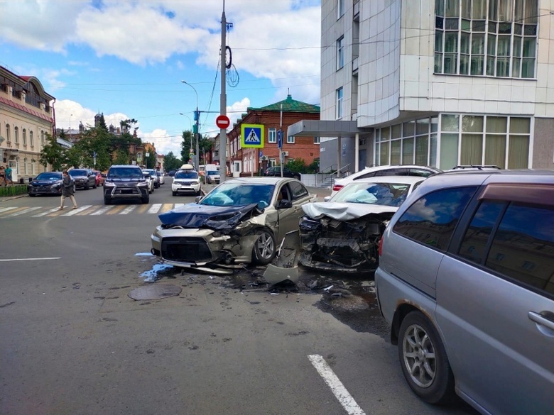 Двое попали в больницу после столкновения Volkswagen и Mitsubishi в Томске