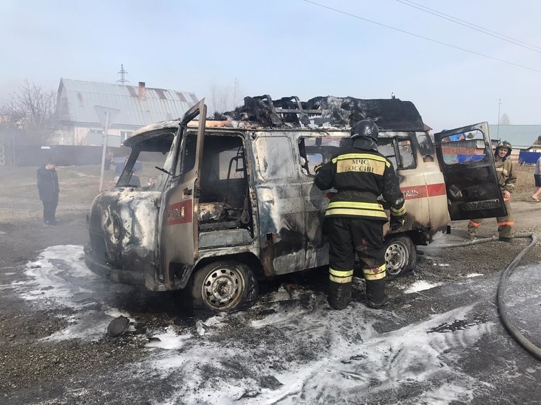 Машина скорой помощи с пациентом загорелась в томском поселке