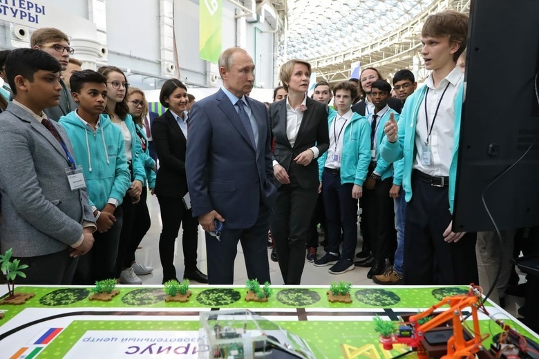 Школьник из Томска представил Путину робота для сбора чая