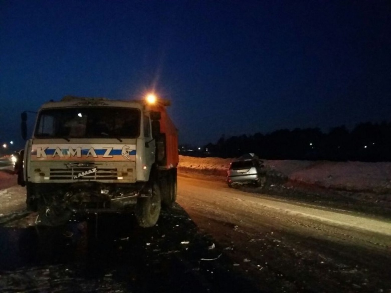 Водитель Ford погиб после столкновения с КамАЗом под Томском