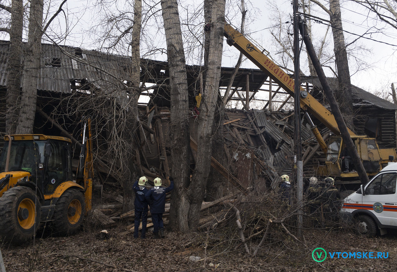 Спасатели не нашли пострадавших при обрушении аварийного дома в Томске