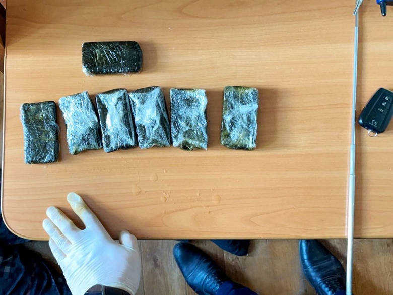 Полиция нашла в сливном бачке унитаза пожилой томички свертки с наркотиками