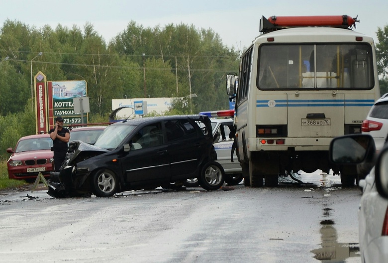 ПАЗ и два авто столкнулись под Томском, есть пострадавшие (фото)