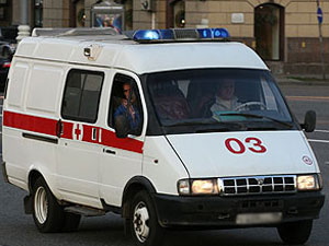 Мужчина упал с шестого этажа на козырек магазина