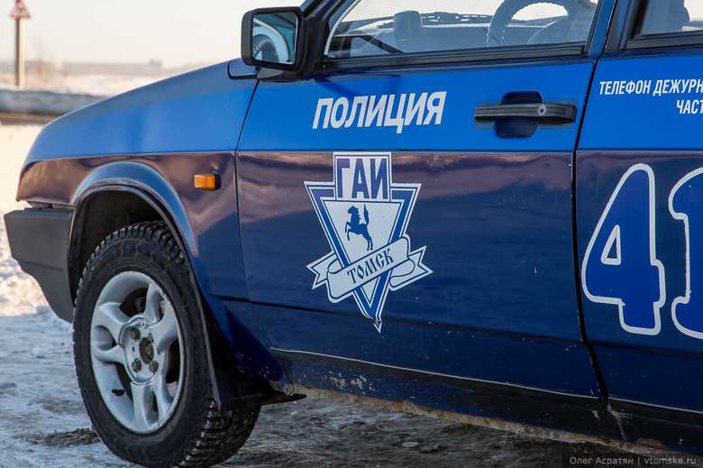 Chevrolet опрокинулся в кювет на томской трассе из-за лопнувшей покрышки