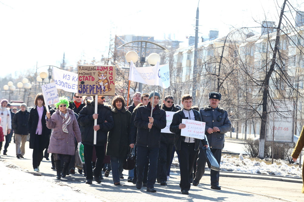 Участники монстрации вышли на главную улицу города (фото)