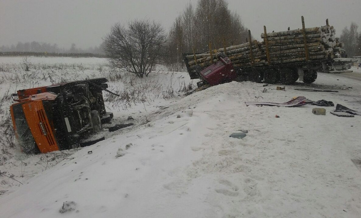 Водитель КамАЗа погиб после столкновения с двумя грузовиками на томской трассе