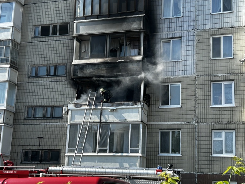 Балкон квартиры сгорел в Северске. Предположительно, причиной пожара стал электросамокат