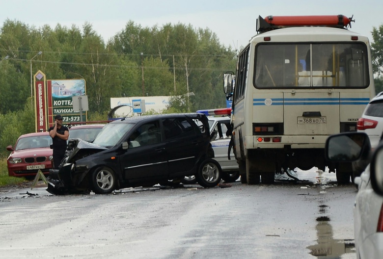 ПАЗ и два авто столкнулись под Томском, есть пострадавшие (фото)