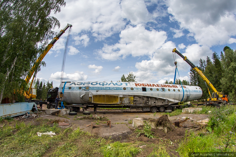 Ту-104 из Заварзино перевезли к поселку Элеонор (фото)