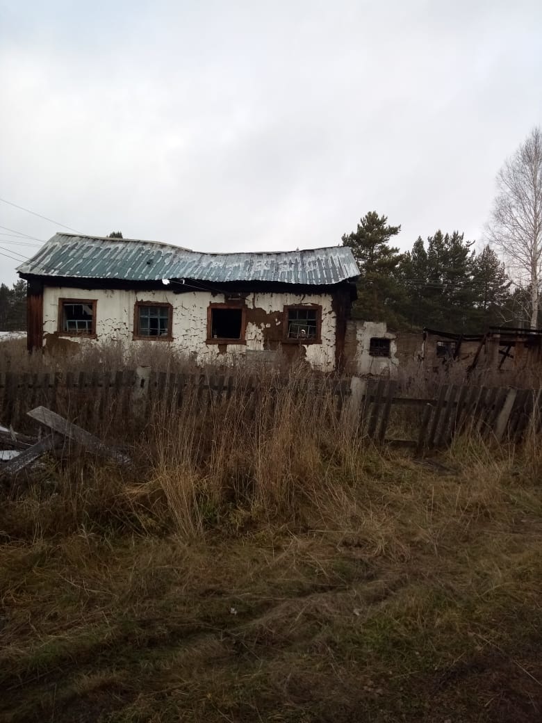 Двух мужчин вывели пожарные из горящего дома в Асино | 23.10.2020 | Томск -  БезФормата