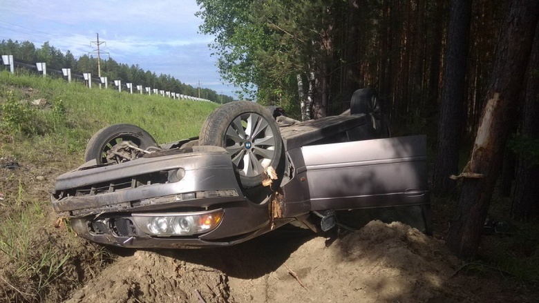 Колесо разорвалось у BMW на томской трассе, двое попали в больницу