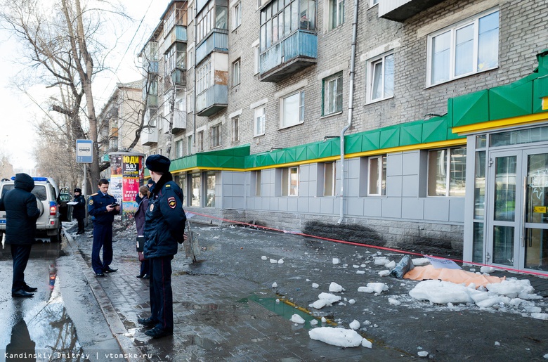 Пятилетняя девочка получила травмы после падения льдины с крыши дома на Ленина