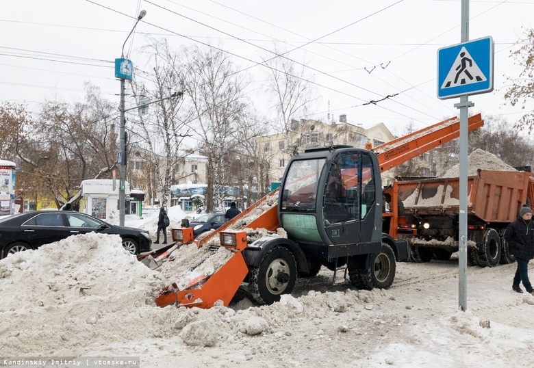 Около 150 машин «ТомскСАХ» вышли на уборку улиц после снегопада