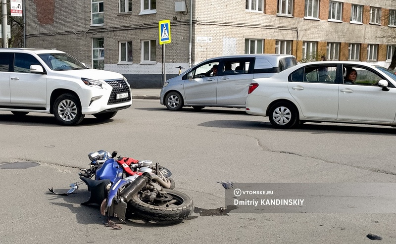 Мотоциклист получил травмы после ДТП на перекрестке в Томске