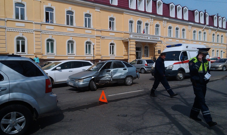 Водитель «Лады» пострадал при столкновении автомобилей в центре Томска
