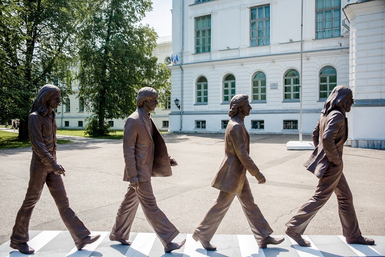 Шагающие The Beatles появились у главного корпуса ТГУ