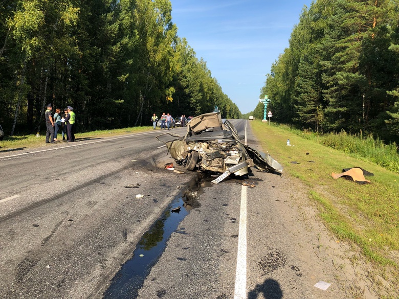 ВАЗ столкнулся с микроавтобусом на томской трассе, 1 человек погиб