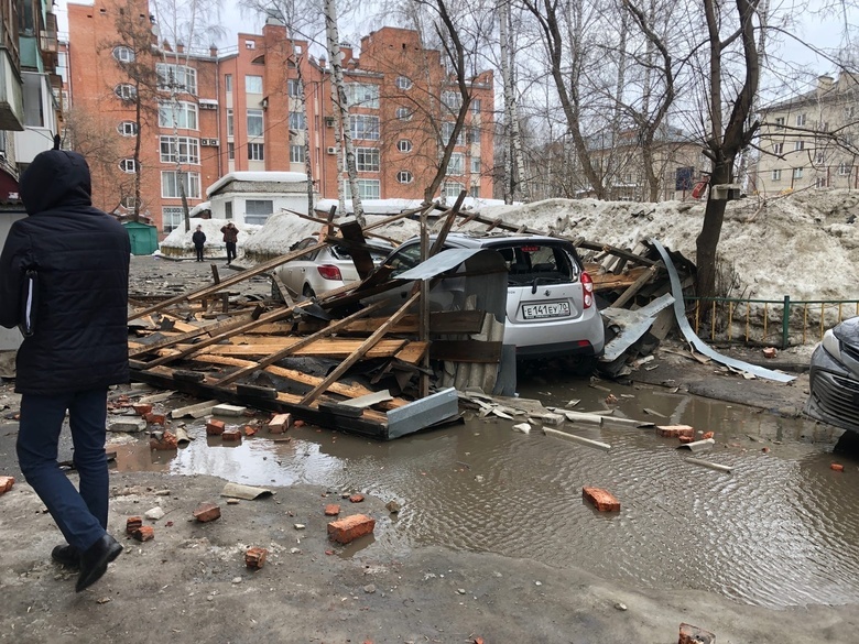 Снесенная ветром крыша пятиэтажки повредила 3 машины в Томске