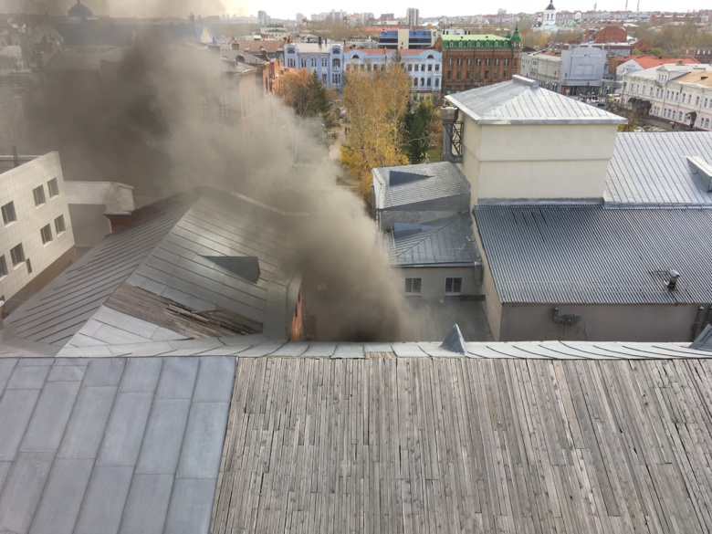 Пожар произошел в гараже возле томского ТЮЗа