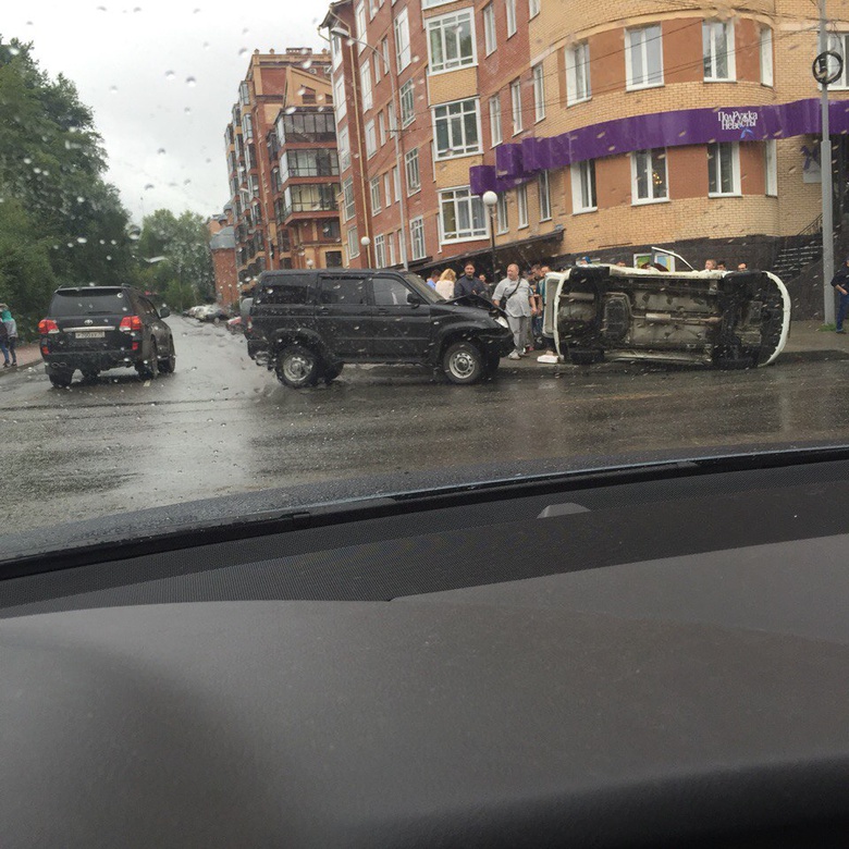 В аварии с перевернувшимся автомобилем пострадали двое