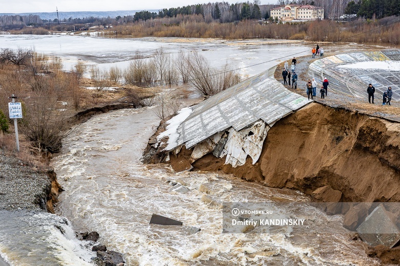Земляная дамба разрушилась у Коммунального моста в Томске из-за разлива реки
