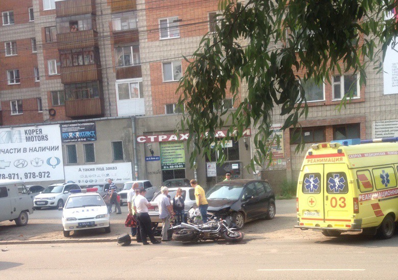В Томске одно авто наехало на другое после столкновения с мотоциклистом