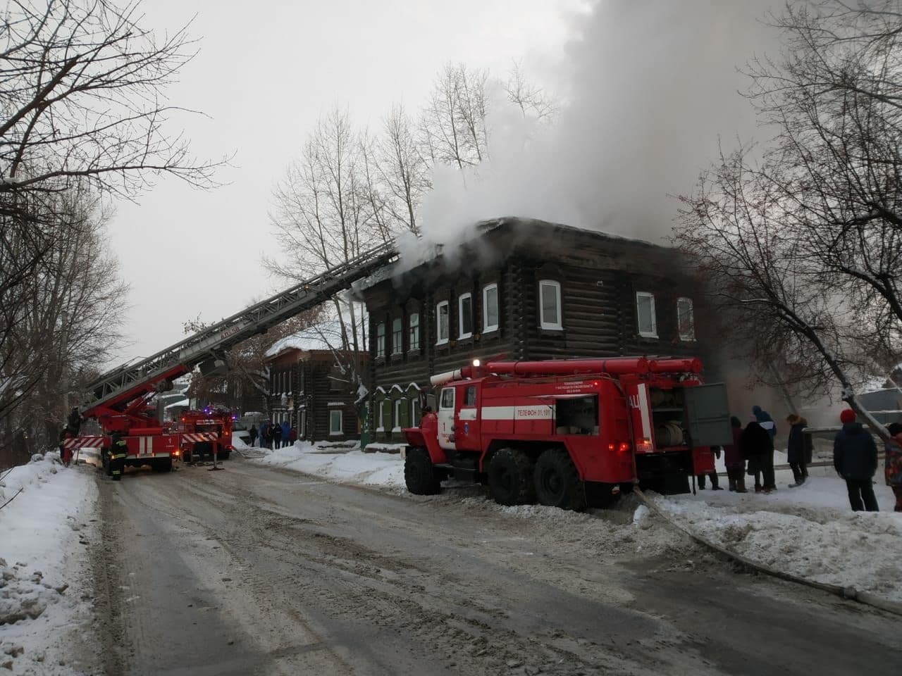 В Томске горит старинный деревянный дом | 30.12.2020 | Томск - БезФормата