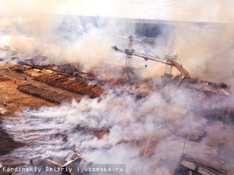 Склад пиломатериалов горит на промплощадке в Томске