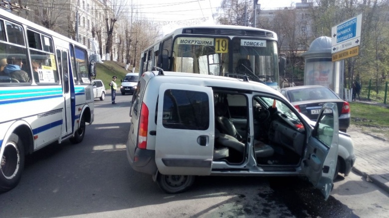 ГИБДД: в ДТП с маршруткой пострадало два человека