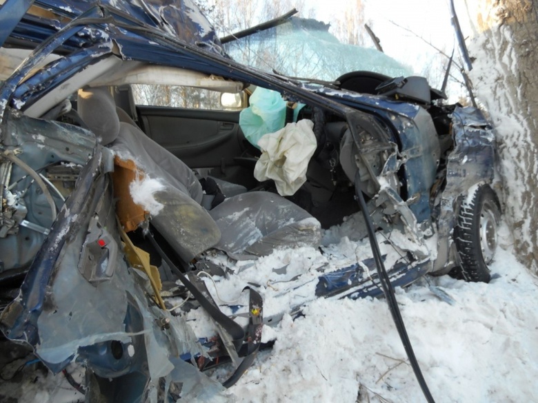 Водитель, пострадавший в столкновении Toyota и тягача, умер