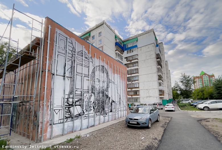 Нарисованный на здании в Томске портрет Григория Потанина перекроют сайдингом