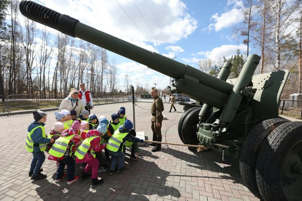 Первые гости выставки «Оружие Победы» увидели легендарные танки |  06.05.2024 | Томск - БезФормата