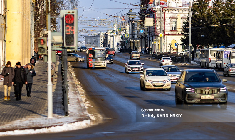 ДТП в центре Томска: автобус врезался в ограждение, образовалась пробка