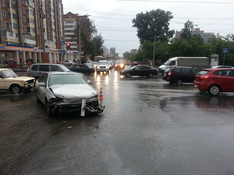На Комсомольском столкнулись Lada и Toyota, двое травмированы