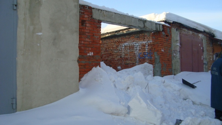 Снег с крыши гаражного бокса обвалился на троих детей в Томске