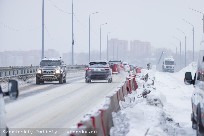 Специалисты изменили режим работы светофора у Коммунального моста в Томске