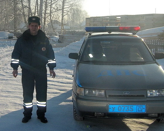 В Тегульдетском районе инспектор ДПС спас из огня мужчину