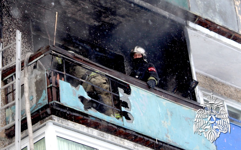 Жильцы пятиэтажки в Томске эвакуировались из-за горящего балкона