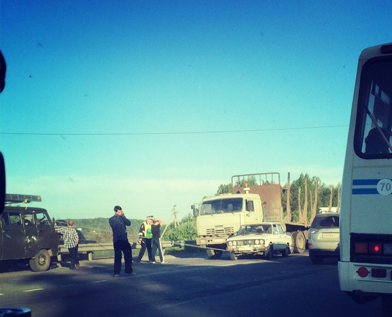 Томичи: по дороге в Тимирязево пробка из-за ДТП и упавших проводов (фото)