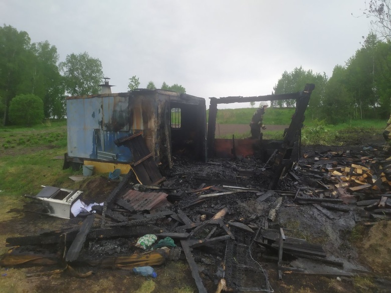 Пожилого мужчину нашли мертвым в сгоревшей бане на мичуринских в Томском районе
