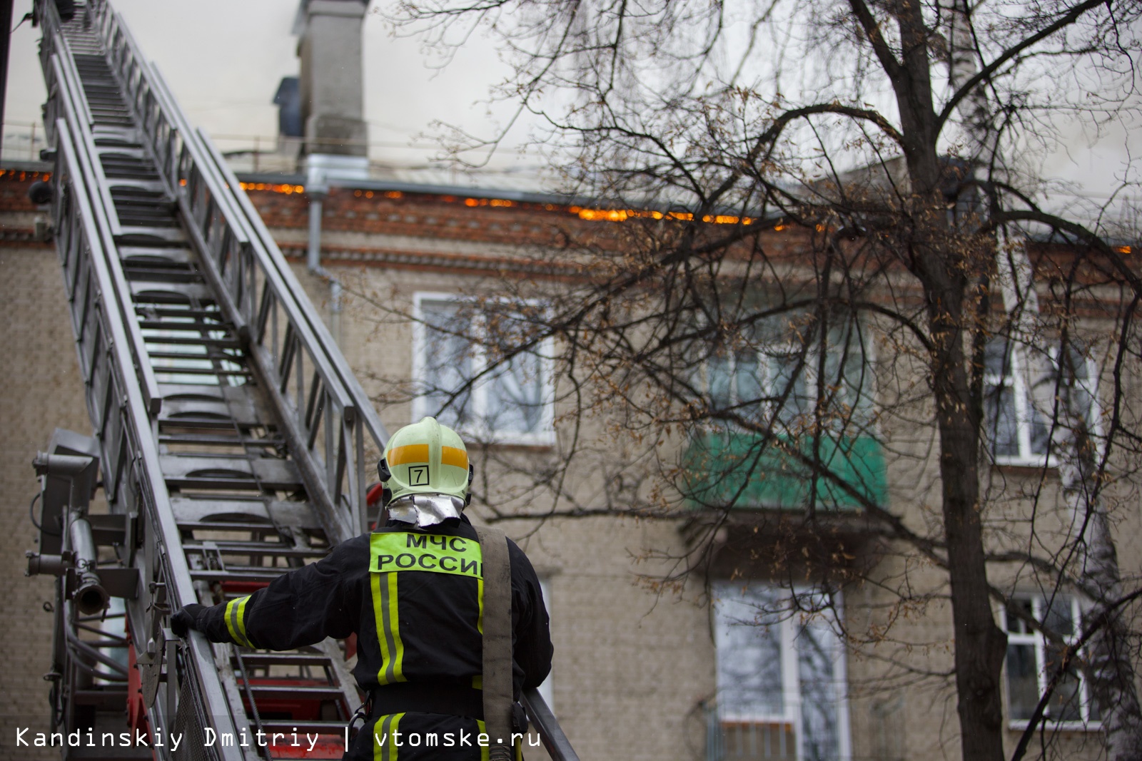 Пункт эвакуации развернули для жильцов горящего дома в Томске | 08.11.2022  | Томск - БезФормата