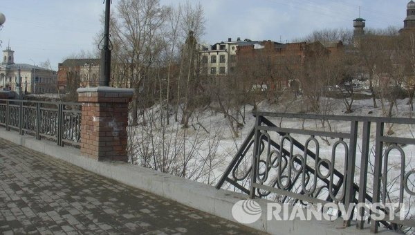 Иномарка, протаранив дорожное ограждение, упала в Ушайку
