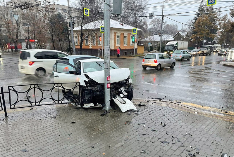 Три машины столкнулись на перекрестке в Томске. Одна из них врезалась в столб