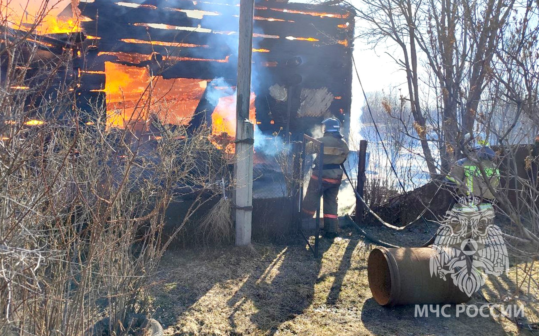 Пожар охватил 3 дома в томском селе Дзержинское | 12.04.2023 | Томск -  БезФормата