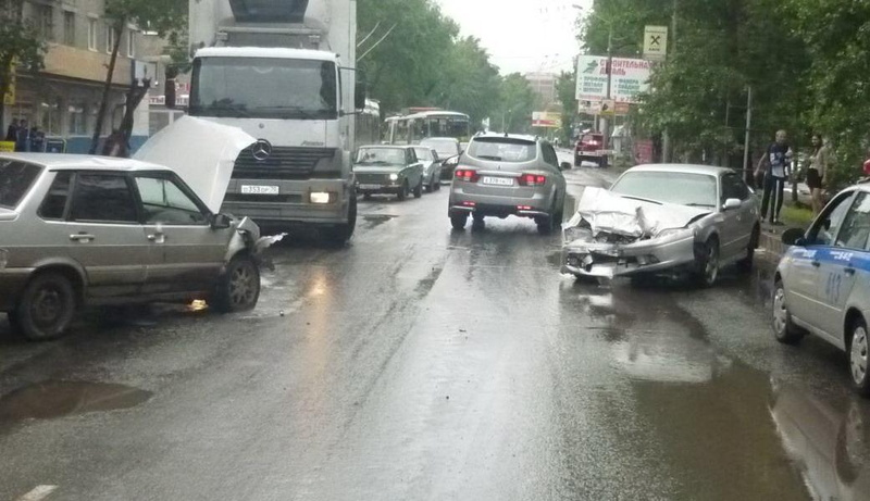 ГИБДД ищет очевидцев четырех дорожных аварий (фото)