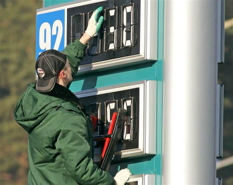 Заправщики подняли цены на бензин
