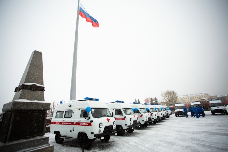 Главврачи томских больниц получили ключи от новых машин «скорой»